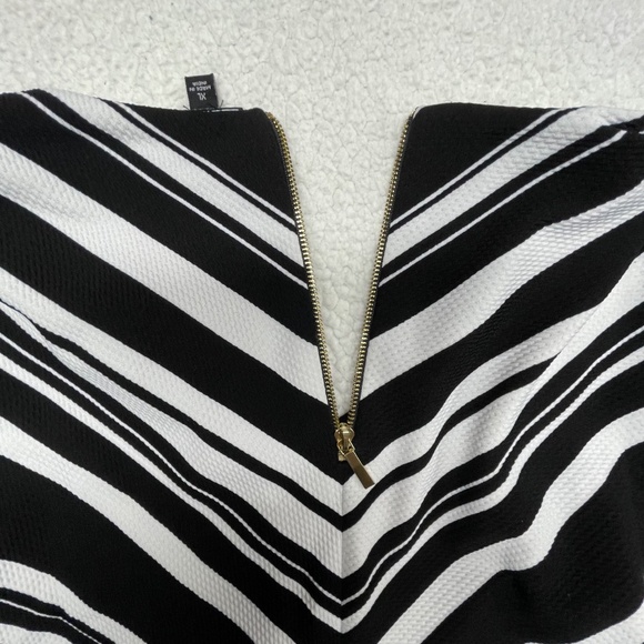 Women’s Coco Bianco XL Black/White V-neck Top - Picture 10 of 15